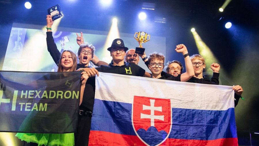 Tím Hexadron preberá víťaznú trofej v kategórii Robot Game na Open European Championship v nórskom Bodø.