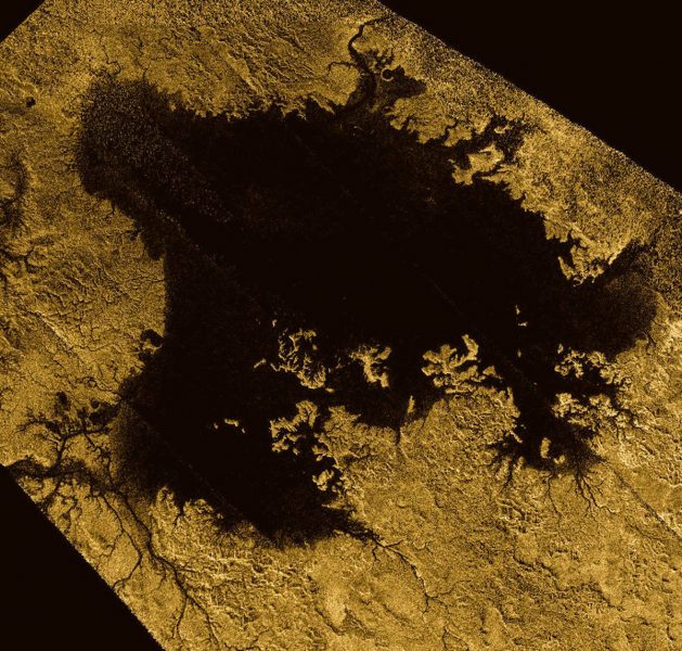 Útvar Ligeia Mare na snímke sondy Cassini je druhým najväčším známym kvapalným útvarom na Titane plochou porovnateľný s Hurónskym a Michiganským jazerom dokopy. Je naplnený kvapalnými uhľovodíkmi, ako sú etán a metán, a je jedným z mnohých morí a jazier, ktoré sa vyskytujú v severnej polárnej oblasti Titanu. Zdroj: Wikipedia