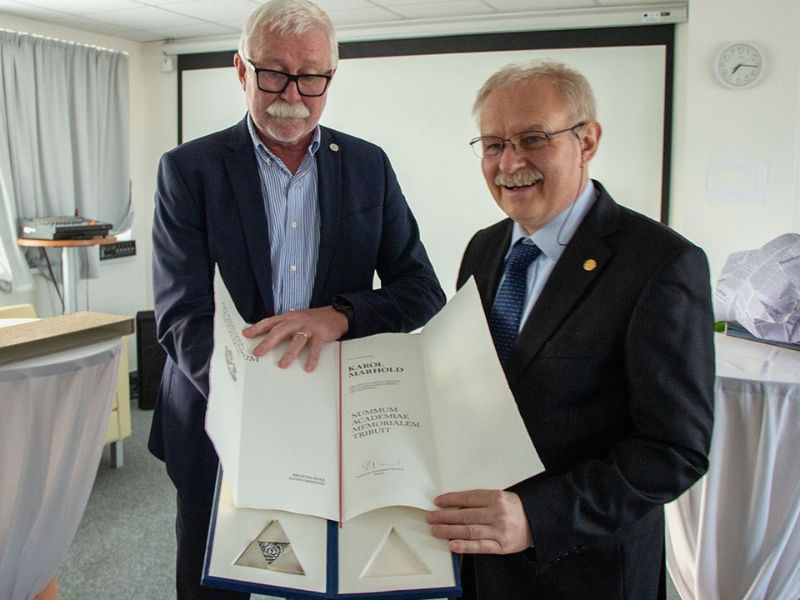 Profesor Karol Marhold s Medailou SAV za podporu vedy a profesor Šajgalík. 