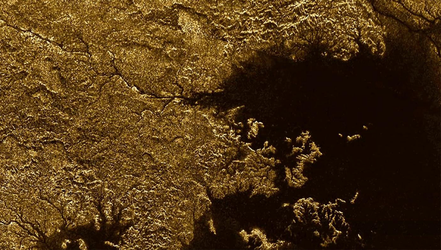 Vlastnosti povrchu Titanu pripomínajú zemskú geológiu, s hlbokými, strmými kaňonmi. Zdroj: www.space.com