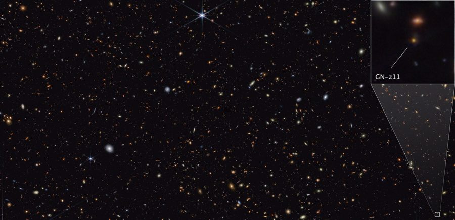 JWST objavil v hostiteľskej galaxii GN-z11 v súhvezdí Veľká medvedica najstaršiu čiernu dieru, ktorá vznikla 430 miliónov po Veľkom tresku. Má hmotnosť 1,6 milión krát väčšiu ako naše Slnko. Zdroj: NASA