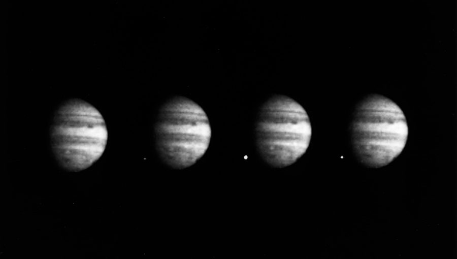 Na snímke je planéta Jupiter a jasný impakt fragmentu s označením „W“, ktorý urobila sonda Galileo 22. júla 1994. Zdroj: NASA