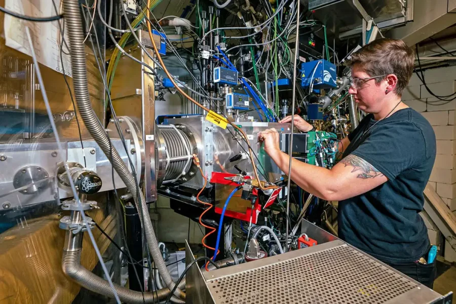 Jacklyn Gates v Národnom laboratóriu Lawrence Berkeley pri oddeľovaní atómov livermoriaMarilyn Sargent/Berkeley Lab 2024 Regenti Kalifornskej univerzity 
