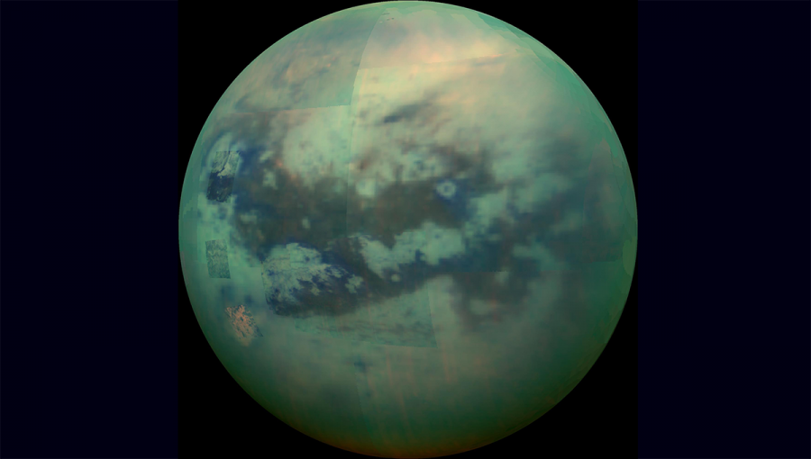 Kompozitný obrázok Titana v infračervenej oblasti spektra. Tmavé oblasti sú púštne duny. Zdroj: Wikipedia