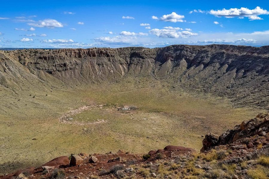Pohľad do Barringerovho krátera. Nachádza sa v púšti Painted Desert v americkom štáte Arizona. Impaktný kráter má šírku 1200 metrov. Vznikol pred 50 tisícmi rokov dopadom meteoritu veľkosti 50 metrov a hmotnosti okolo 300 tisíc ton. Zdroj: Wikipedia Commons
