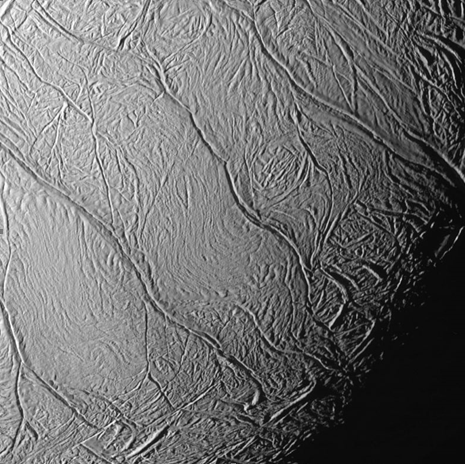 Pohľad zblízka na mysteriózne tigrie pruhy na Encelade. Dlhé sú až 130 km a vzdialené od seba v pravidelných vzdialenostiach 35 km. Vedci modelovali vznik trhlín, vytvorený model vysvetľuje aj ich pravidelné rozmiestnenie. Zdroj: NASA/JPL/Space Science Institute 