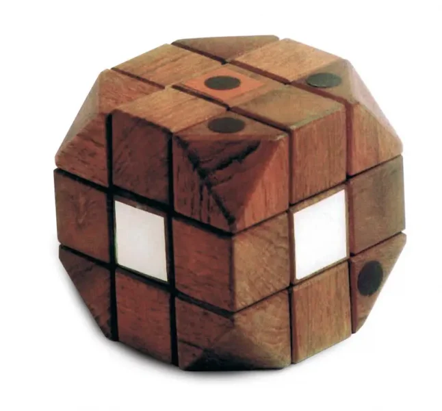 Rubikov pôvodný dizajn bol vyrobený z dreva, potom pridal farbu na štvorce, aby bol viditeľný ich pohyb. Zdroj: Rubik’s Brand