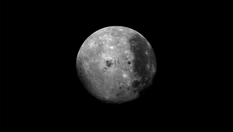 Na snímke je zachytený Mesiac, pričom pravá časť je viditeľná zo Zeme a tvorí ju Oceán búrok (lat. Oceanus Procellarum), vľavo je časť odvrátenej strany Mesiaca. Snímku vytvorila sonda Galileo. Zdroj: NASA