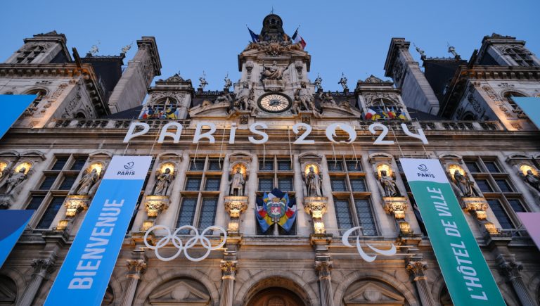 Mestská radnica v Paríži s logom Olympijských hier. Zdroj: iStockphoto.com