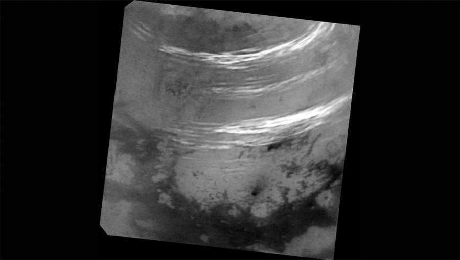 Pásy metánových oblakov nad severnou polguľou Titana. Snímka bola získaná zo vzdialenosti 500 tisíc kilometrov. Rozlíšenie je približne 3 km na pixel. Zdroj: www.nasa.gov