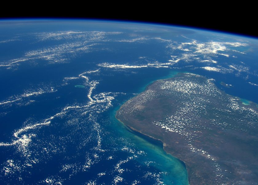 Pohľad na polostrov Yucatán v Mexickom zálive. V týchto miestach dopadol pred 66 miliónmi rokov asteroid, ktorý vyhubil dinosaurov. Po katastrofickom impakte zostal kráter Chicxulub. Snímku zhotovil astronaut Tim Peake z Medzinárodnej vesmírnej stanice ISS. Zdroj: ESA