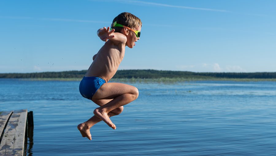Chlapec skáče z móla do vody. Zdroj: iStockphoto.com