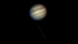 Snímka zložená z viacerých fotografií Jupitera a kométy Shoemaker-Levy 9 tak, ako ich zachytil Hubblov vesmírny ďalekohľad. Zdroj: NASA