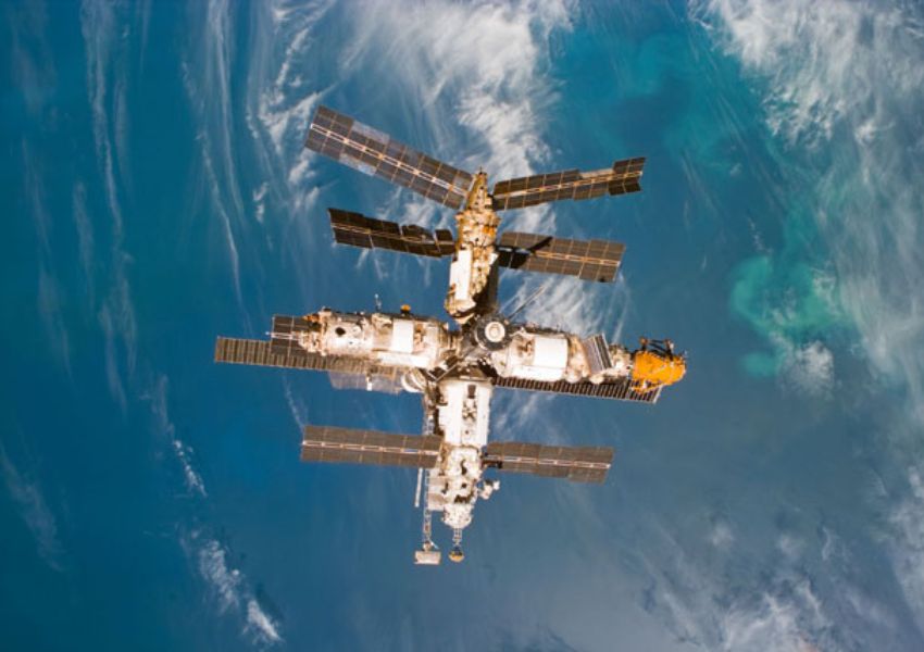 Pohľad na vesmírnu stanicu MIR z raketoplánu Endeavour v roku 1998. 