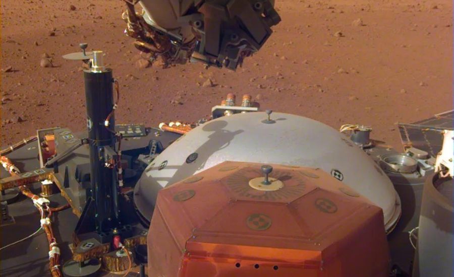 Sonda InSight na planine Elysium Planitia v roku 2018. 