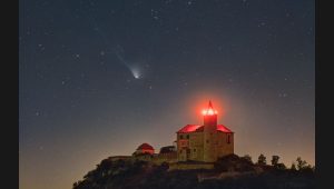 Kométa Olbers nad hradom Kunětická hora