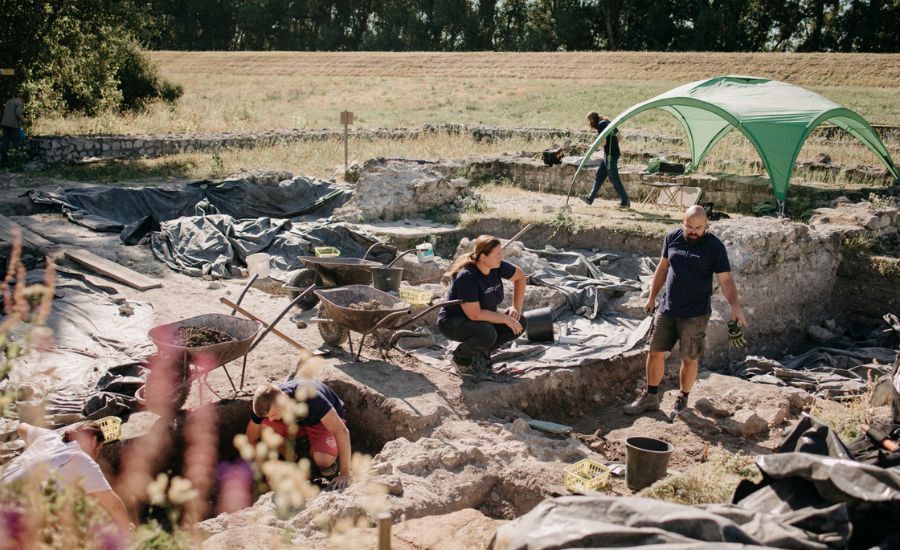 Záber z náleziska počas výskumu prebiehajúceho v rámci Letnej školy archeológie.