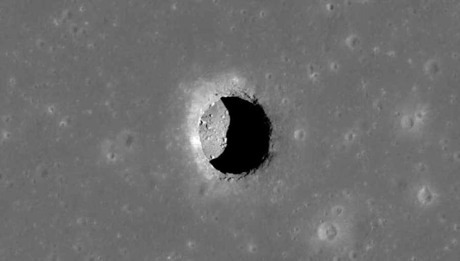 Predpokladá sa, že mnohé mesačné jamy sa spájajú s podzemnými jaskyňami. Zdroj: NASA