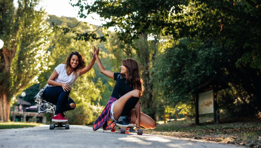 Dve mladé ženy na skateboardoch. Zdroj: iStockphoto.com