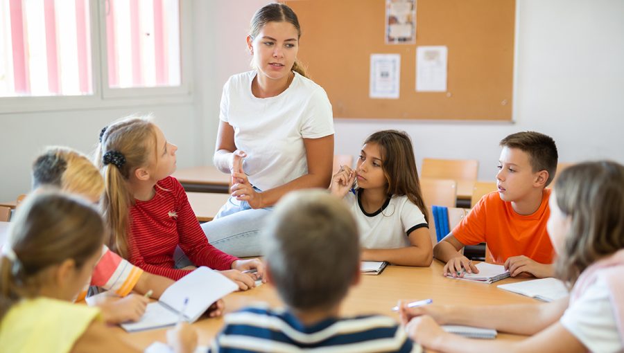 Vyučovanie v skupine žiakov. Zdroj: iStockphoto.com