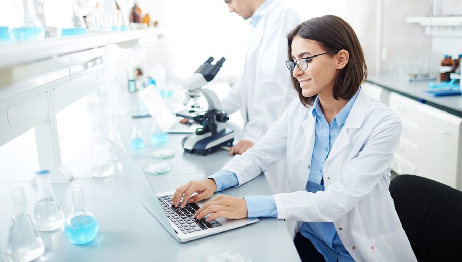 Vedkyňa pracuje v laboratóriu. Zdroj: iStockphoto.com