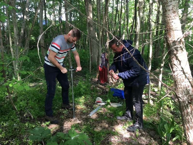 Prof. A. Šoltész a Ing. J. Mydla pri odobere vzoriek. Zdroj: Vodohospodársko-environmentálna štúdia Zlepšenie stavu mokrade NPR Klátovské rameno na území SKUEV0075 a Slovenský vodohospodársky podnik