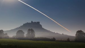 Zatmenie Mesiaca nad Spišským hradom.