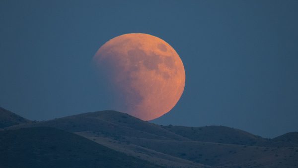 Veľký mesiac sfarbený do červena. Zdroj: iStockphoto.com