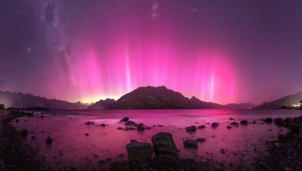 Aurora Australis zachytená nad horami v Queenstowne na Novom Zélande. Larryn Stuart Rae