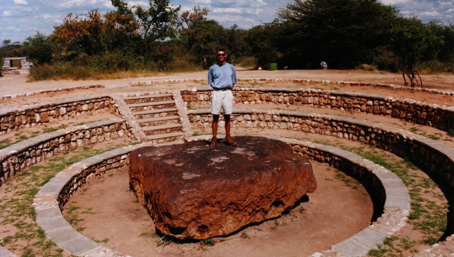 Železný meteorit Hoba o hmotnosti 57 ton leží na mieste svojho dopadu v Namíbii. Na Zem dopadol približne pred 80 000 rokmi. Zdroj: Wikipedia