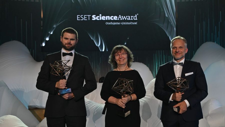 Laureáti ocenenia ESET Science Award 2024: zľava František Herman, Mária Bieliková, Igor Farkaš.