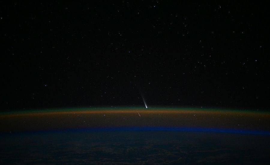 Kométa Tsuchinshan–ATLAS vo formácii s meteoritom na fotografii Dona Pettita z ISS. 