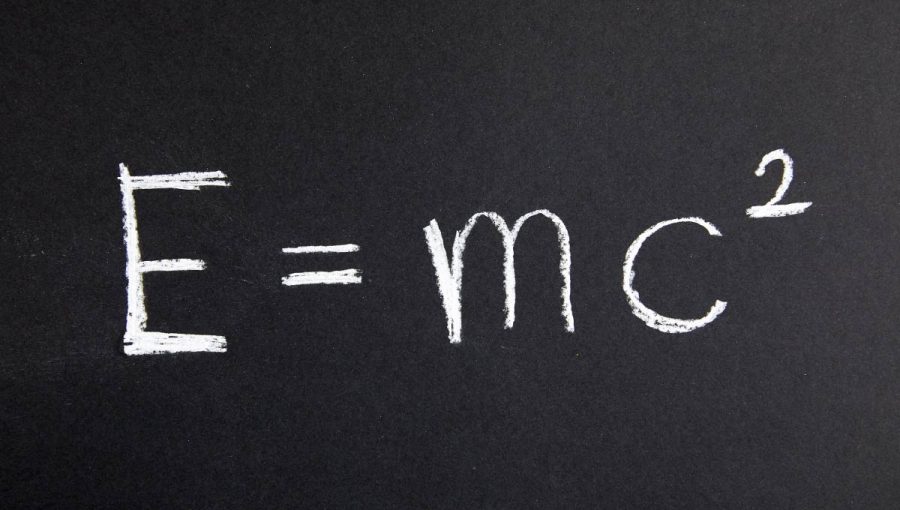 Rovnica E = mc². Zdroj: iStock.com/marimo