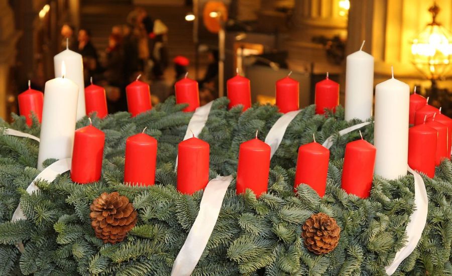 Wichernov adventný veniec na Hamburgskej radnici. 