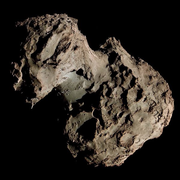 Kométa 67P v skutočných farbách na snímke sondy Rosetta zo vzdialenosti 82 km od jadra. Zdroj: Justin Cowart, ESA a Rosetta tím