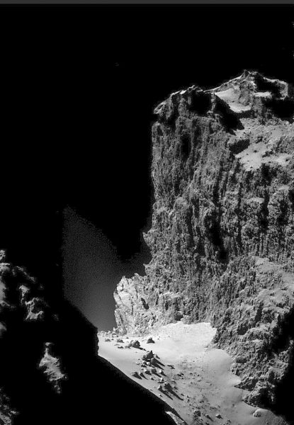 Členitý útes na povrchu kométy 67P nasnímaný sondou Rosetta zo vzdialenosti 20,1 km. Zobrazená plocha 2,6 x 2,9 km. Zdroj: S. Atkinson, ESA a Rosetta tím