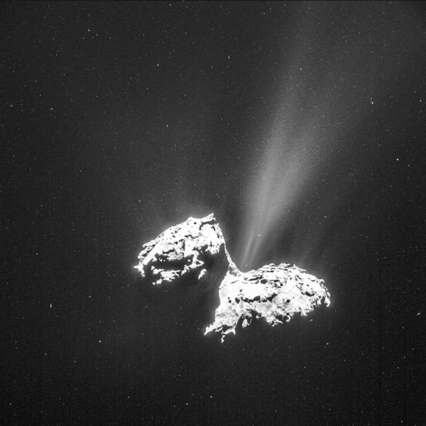 Výbuch na kométe 67P zaznamenaný sondou Rosetta 6. februára 2015. Zdroj: ESA a Rosetta tím