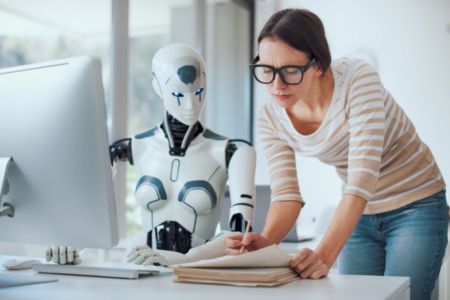 Robot a žena v spolupráci. Zdroj: iStock. Autor: demaerre