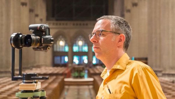 Andrew Tallon počas svojho výskumu v katedrále Notre-Dame v Paríži.