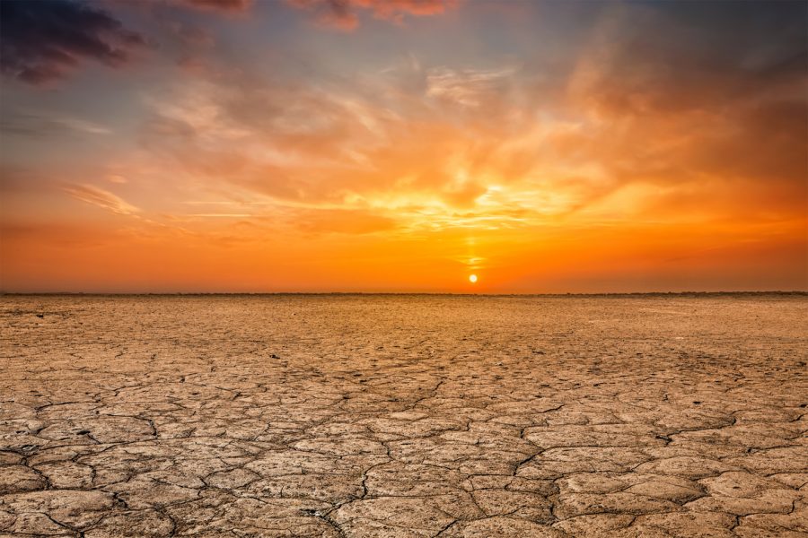 Západ slnka nad vyschnutou pôdou. Zdroj: iStock. Autor: f9photos