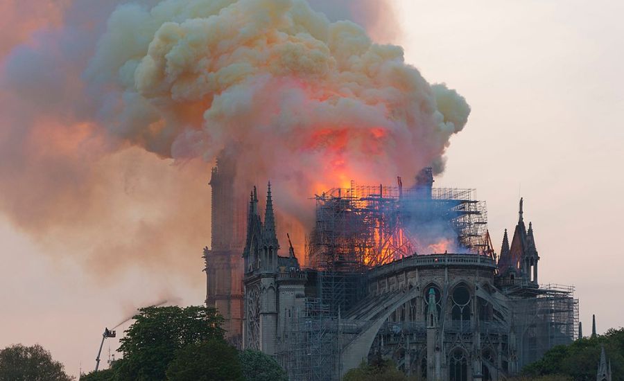 Katedrála Notre-Dame v Paríži v plameňoch v roku 2019. 