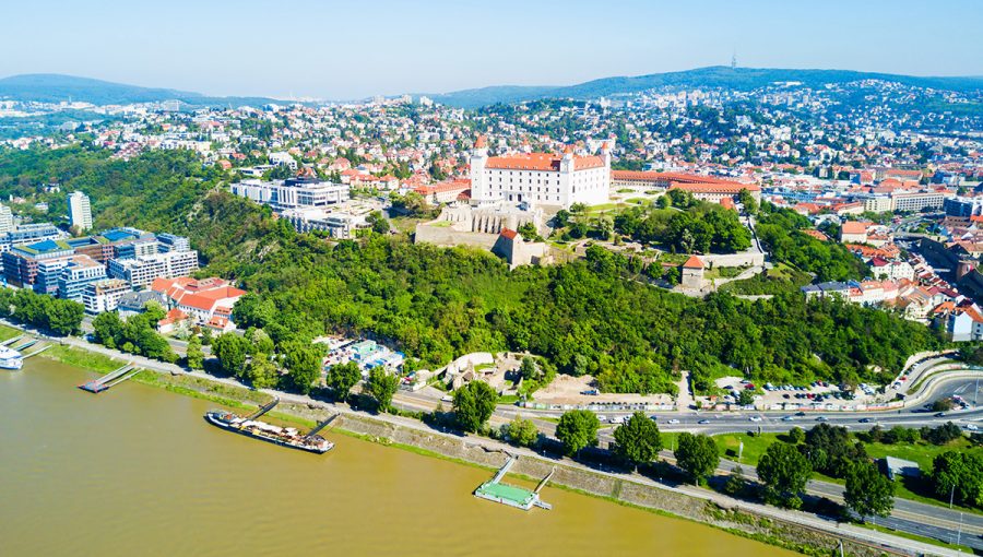 Bratislava z vtáčej perspektívy. Zdroj: iStock.com/saiko3p