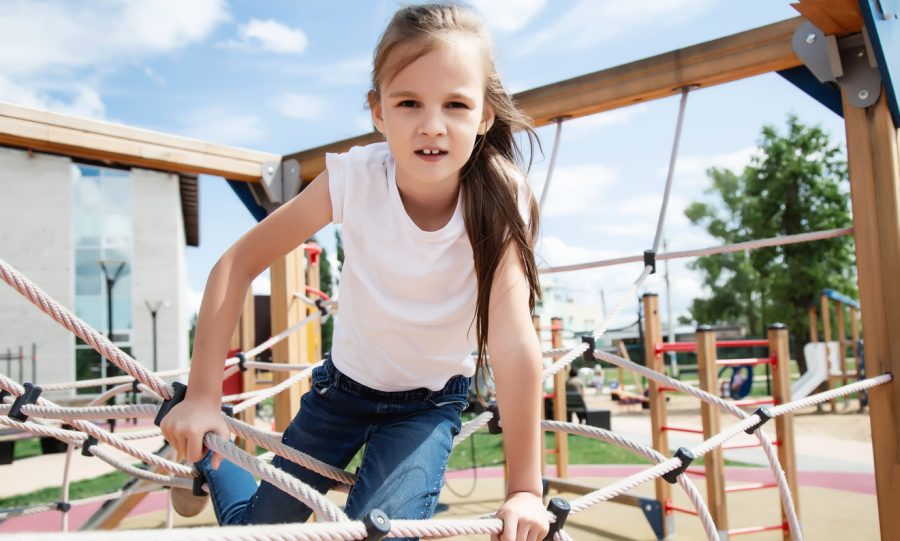 Dievčatko lezie na lanovej preliezke. Zdroj: iStockphotos.com. Autor: MARIIA MALYSHEVA