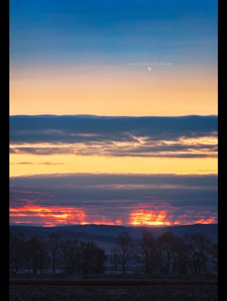 Kométa ATLAS pred východom Slnka. 