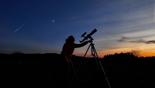 Pozorovanie nočnej oblohy. Zdroj: iStock.com/m-gucci