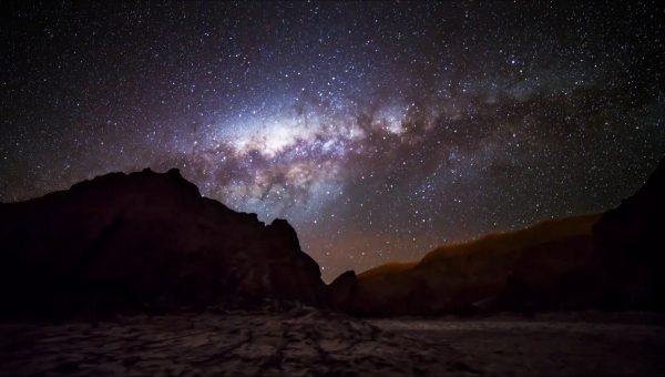 Nočná obloha nad púšťou Atacama v Chile. Zdroj: iStock.com/tjalex