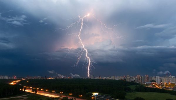 Blesk nad mestom. Zdroj: iStock.com/Yury_Dmitrienko