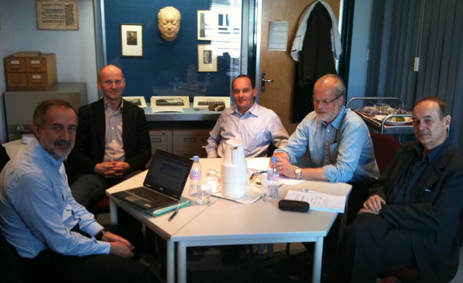 Prezidentská skupina CERN v zasadačke Wolfganga Pauliho v CERN-e v roku 2008, zľava profesori: Enrique Fernandez (Španielsko), Steinar Stapnes (Nórsko), Gregor Herten (Nemecko), Torsten Akesson (prezident Rady, Švédsko) a Branislav Sitár (Slovensko).