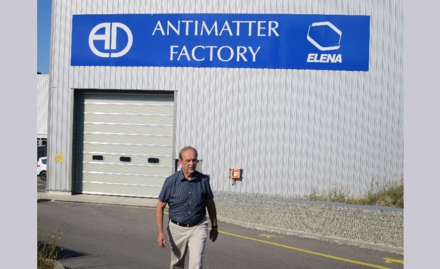 Profesor Sitár pred továrňou na antihmotu „Antimatter factory“ v CERN-e.