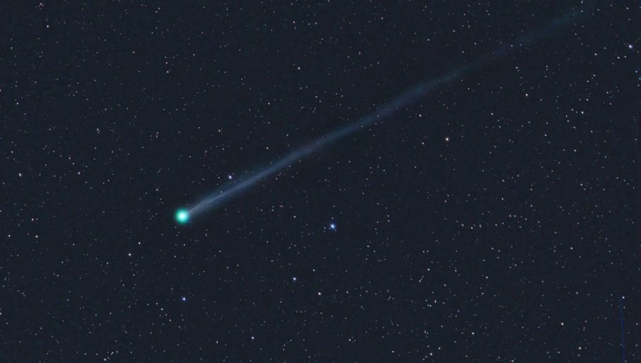 Kométa C/2025 F2 (SWAN) na zábere zo 6. apríla 2025. Dlhý iónový chvost viditeľný na fotografii bol okom ďalekohľadu prakticky nepozorovateľný. Zdroj: Česká astronomická spoločnosť.